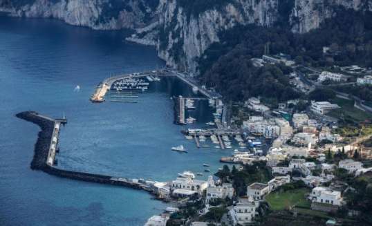 Bovenaanzicht van de haven van Capri